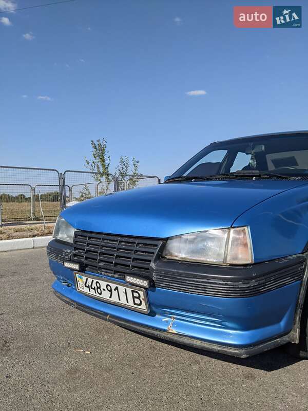 Седан Opel Kadett 1988 в Надворной