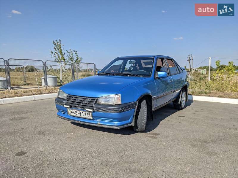 Седан Opel Kadett 1988 в Надворной