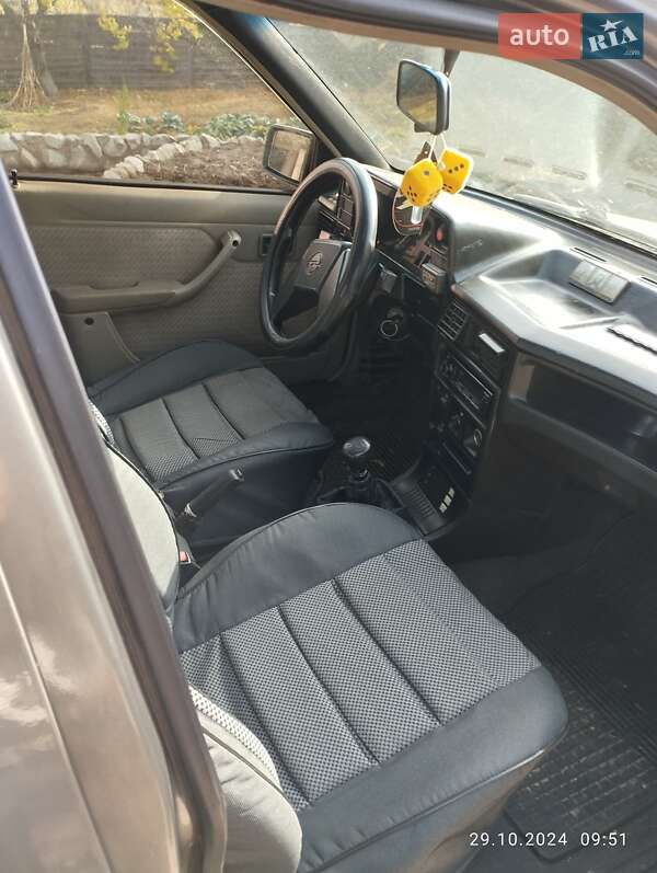 Седан Opel Kadett 1988 в Мерефа