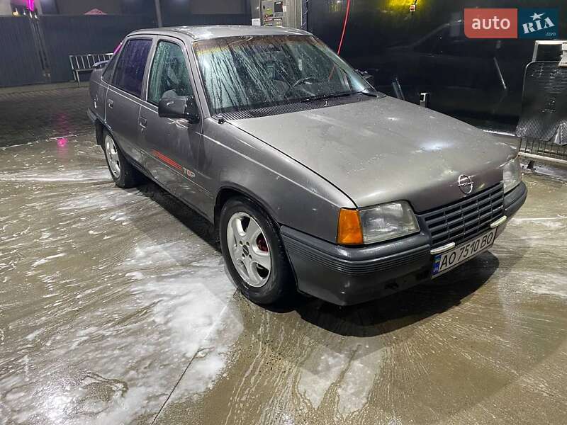 Седан Opel Kadett 1988 в Ракошине