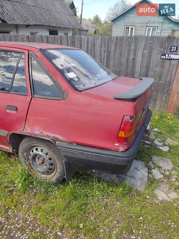 Седан Opel Kadett 1986 в Чернігові
