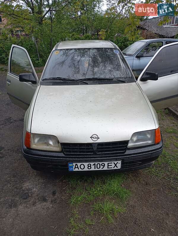 Хетчбек Opel Kadett 1988 в Перечині