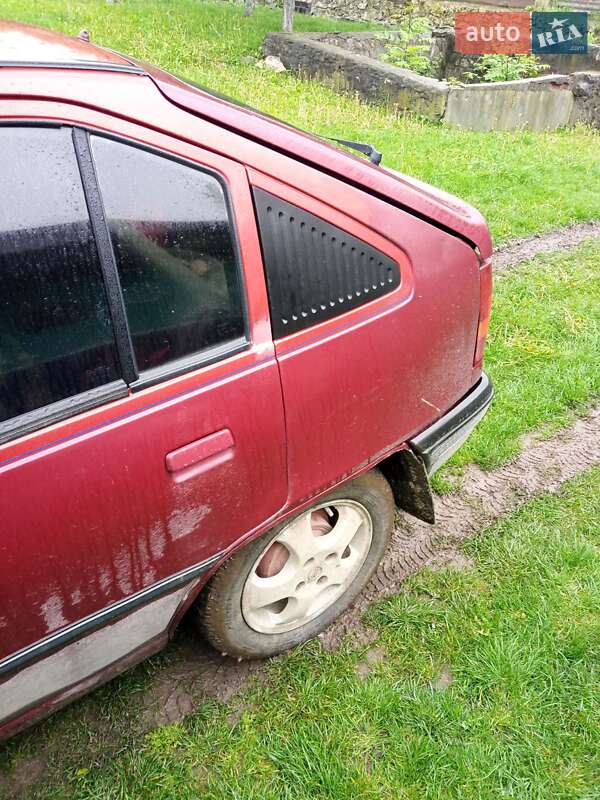Хэтчбек Opel Kadett 1985 в Городке