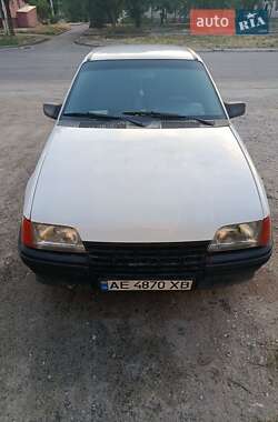 Седан Opel Kadett 1990 в Днепре