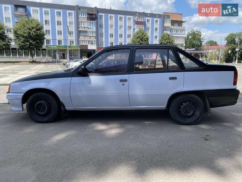 Седан Opel Kadett 1986 в Рівному