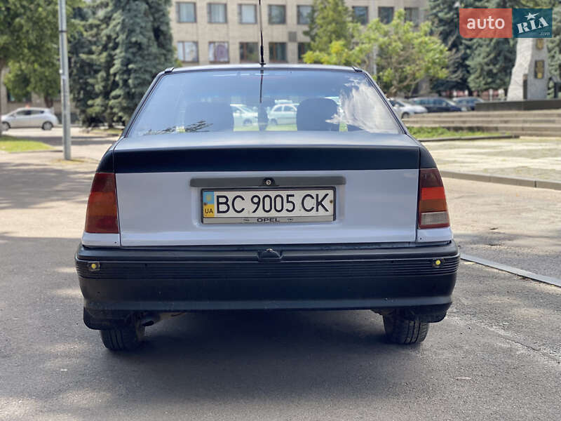 Седан Opel Kadett 1986 в Рівному