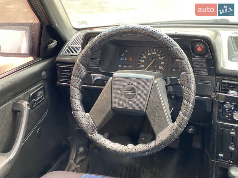 Седан Opel Kadett 1986 в Рівному