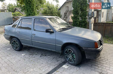 Седан Opel Kadett 1986 в Черновцах