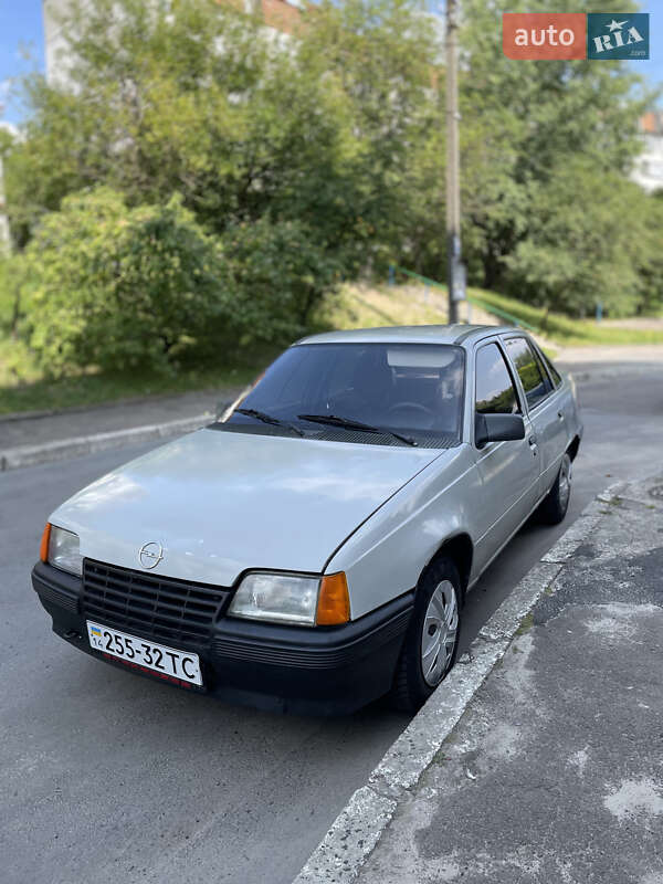 Седан Opel Kadett 1988 в Львове