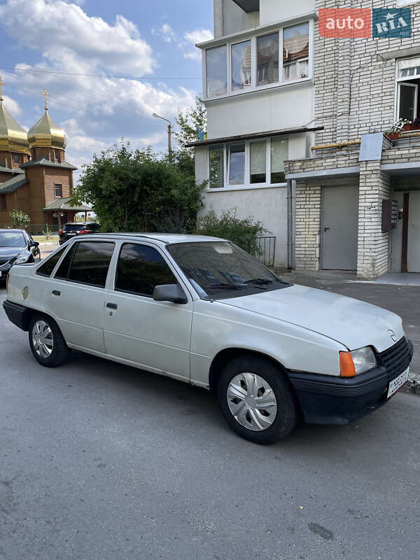 Седан Opel Kadett 1988 в Львове