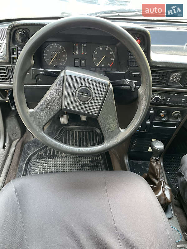 Седан Opel Kadett 1988 в Львове