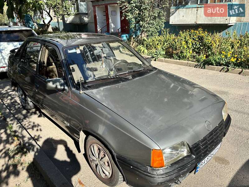 Седан Opel Kadett 1987 в Кропивницькому