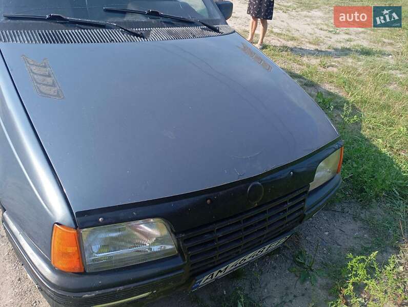 Хэтчбек Opel Kadett 1988 в Бучаче фото Хэтчбек Opel Kadett 1988 в Бучаче