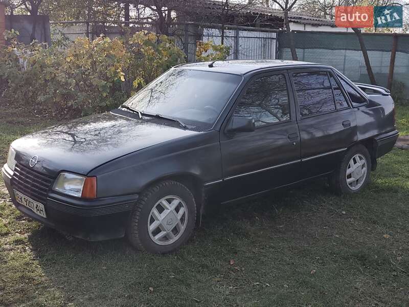 Седан Opel Kadett 1988 в Черновцах