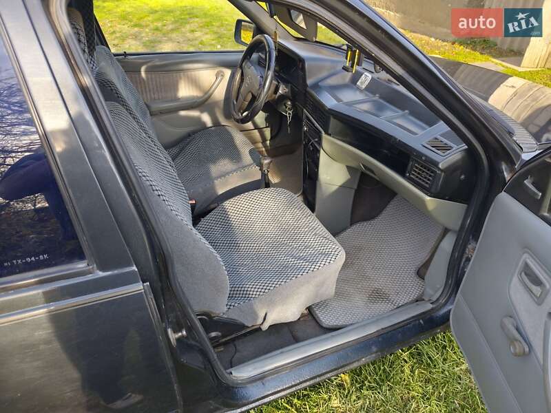 Седан Opel Kadett 1988 в Черновцах