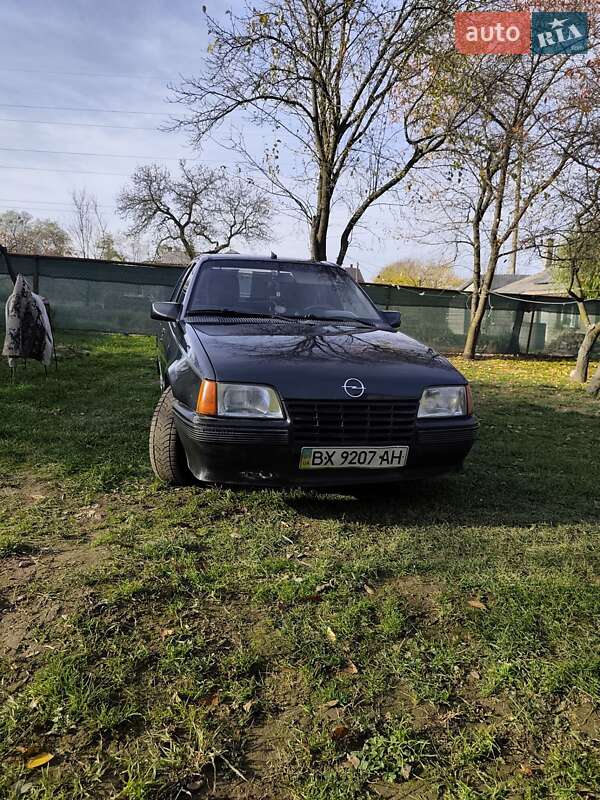Седан Opel Kadett 1988 в Черновцах