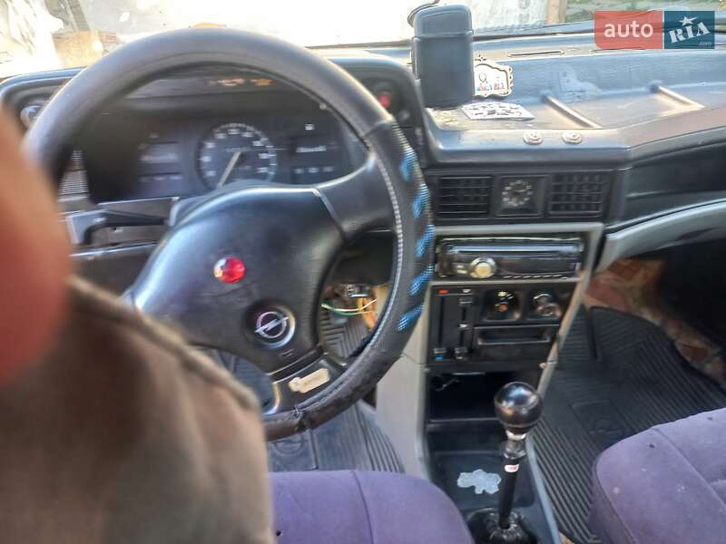 Седан Opel Kadett 1986 в Ромнах