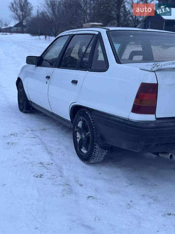 Седан Opel Kadett 1986 в Бобровице фото 4 Седан Opel Kadett 1986 в Бобровице