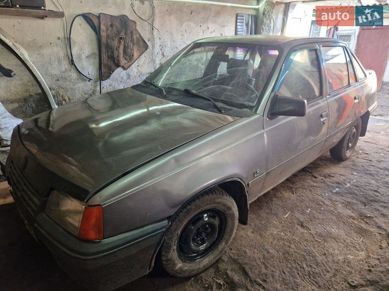 Седан Opel Kadett 1988 в Ромнах