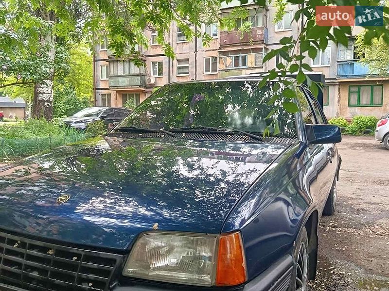 Седан Opel Kadett 1987 в Кривом Роге