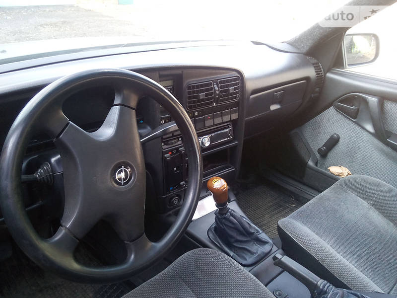 Седан Opel Omega 1992 в Славянске