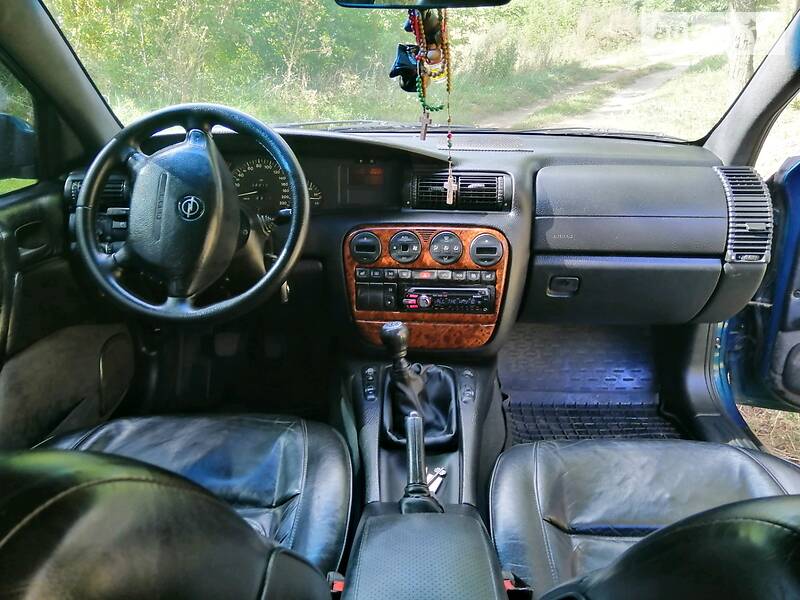 Седан Opel Omega 1995 в Староконстантинове
