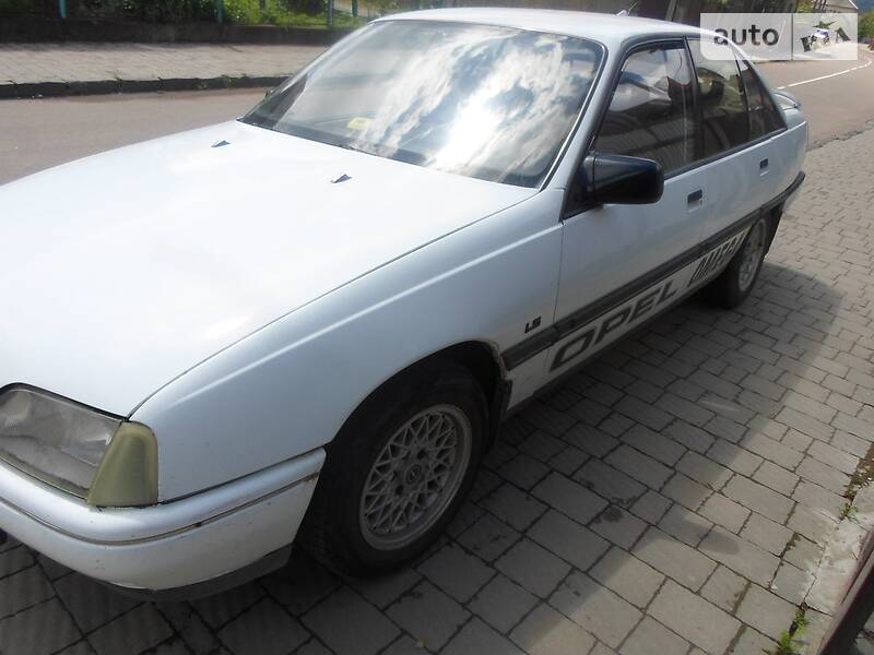 Седан Opel Omega 1989 в Хусте