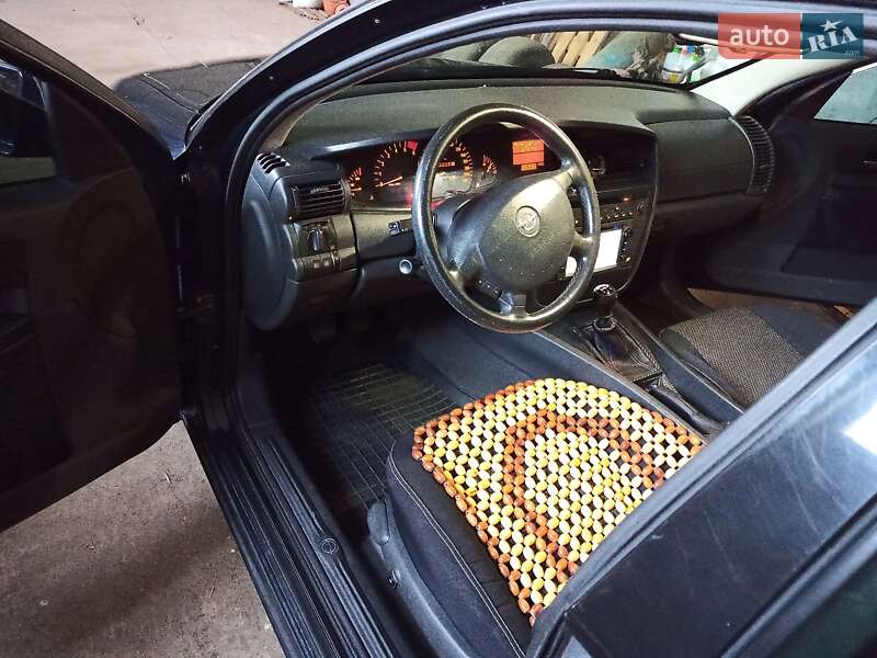 Седан Opel Omega 2003 в Черкасах
