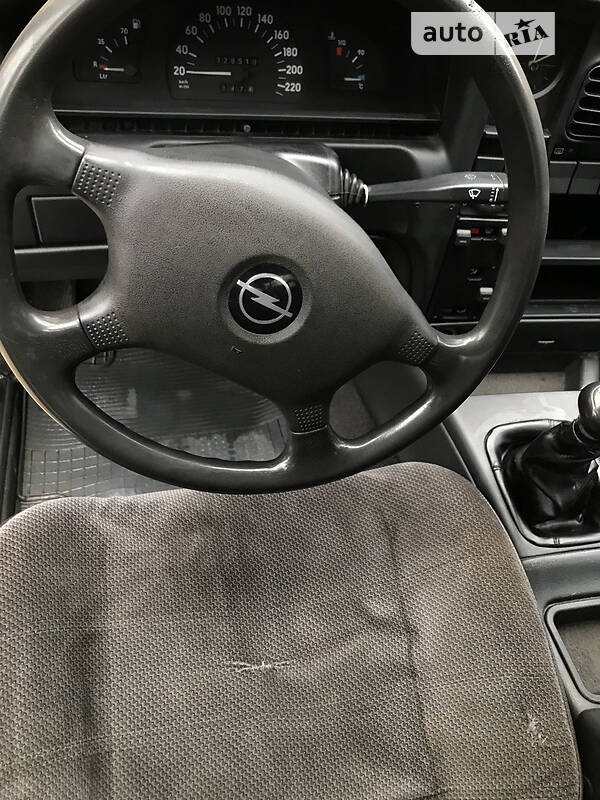 Седан Opel Omega 1988 в Стрию