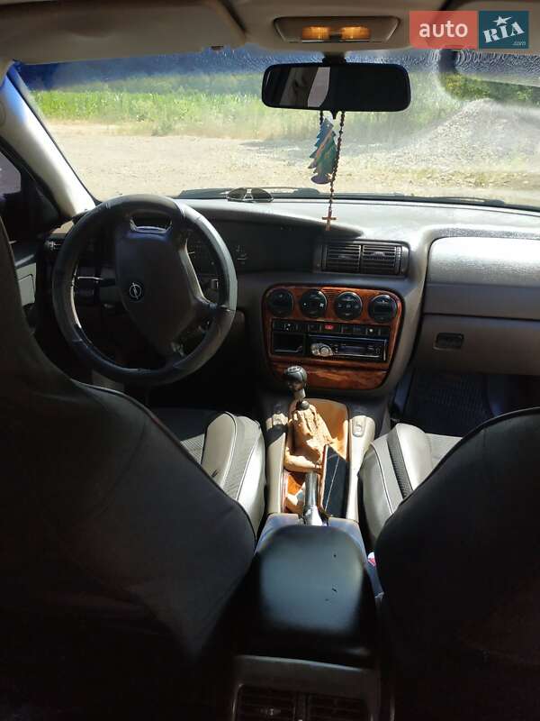 Седан Opel Omega 1999 в Верховине