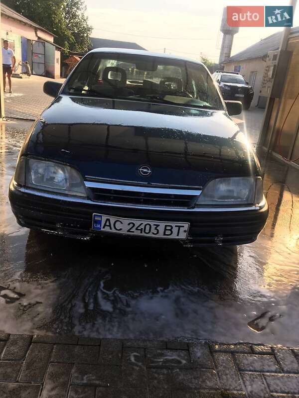 Седан Opel Omega 1990 в Любешове