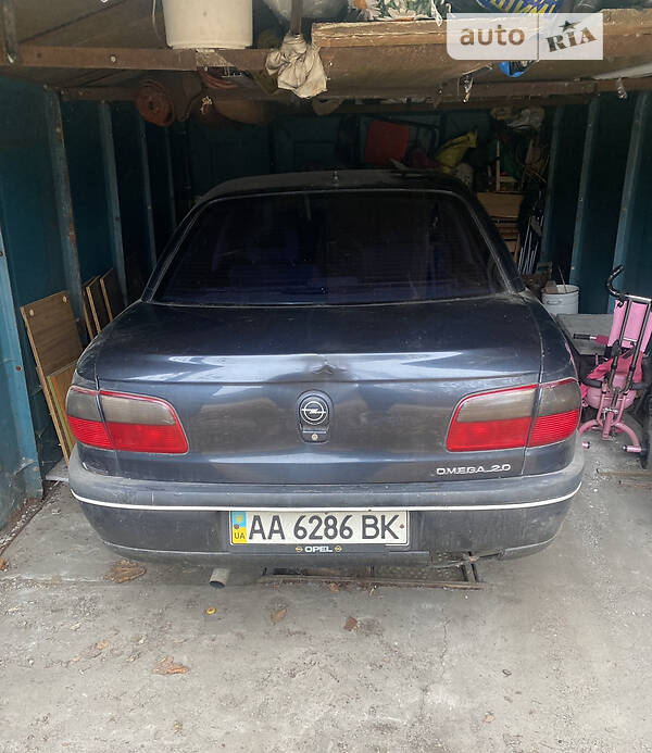 Седан Opel Omega 1995 в Киеве