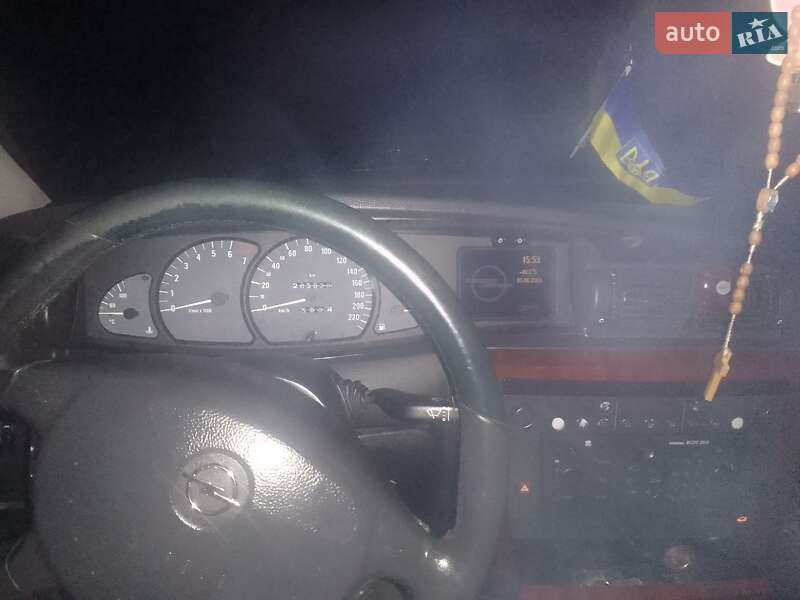 Седан Opel Omega 2002 в Рожище