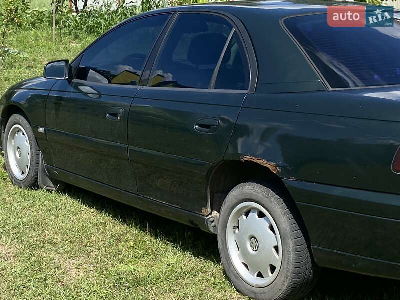 Седан Opel Omega 2002 в Вишневом