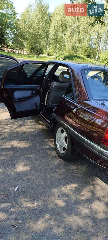 Седан Opel Omega 1992 в Кицмани