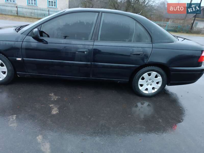 Седан Opel Omega 2000 в Шацьку