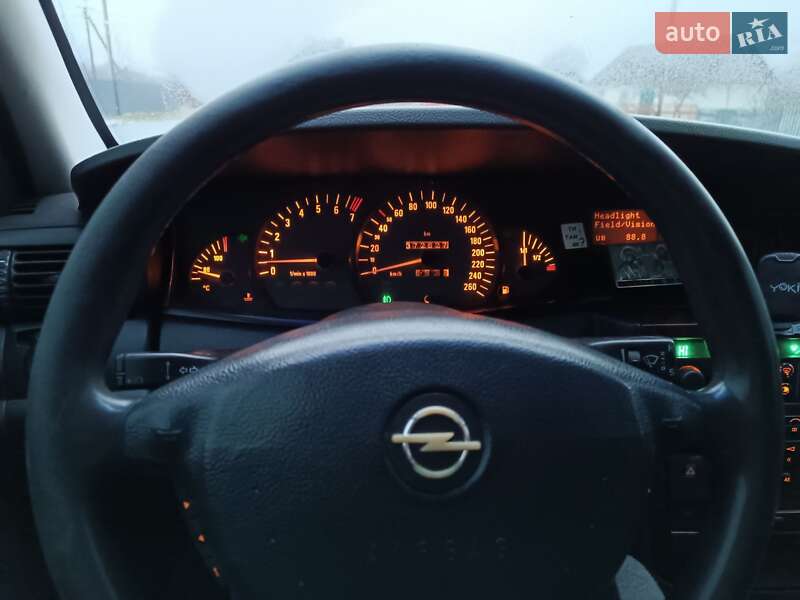 Седан Opel Omega 2000 в Шацьку