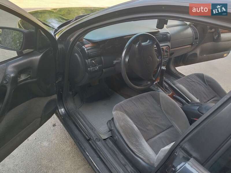 Седан Opel Omega 1994 в Ярмолинцах