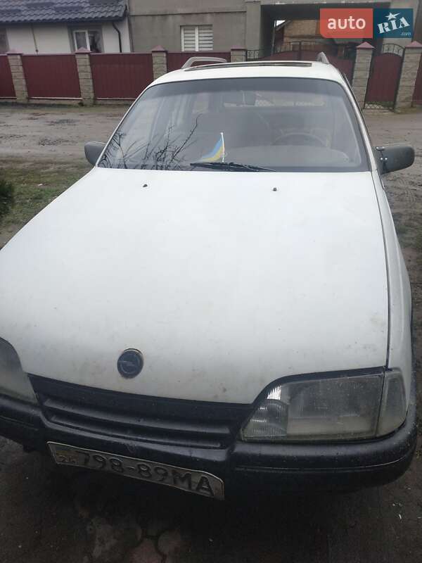 Універсал Opel Omega 1988 в Луцьку
