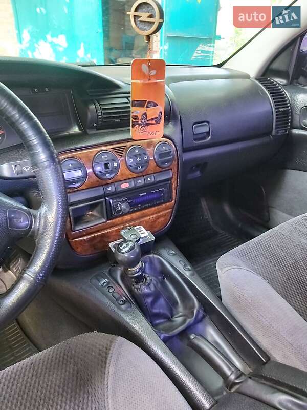 Седан Opel Omega 1998 в Кропивницком