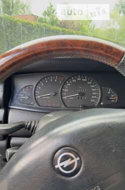 Седан Opel Omega 1995 в Киеве