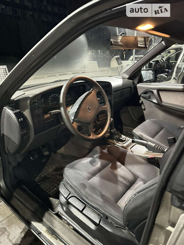 Седан Opel Omega 1988 в Львове