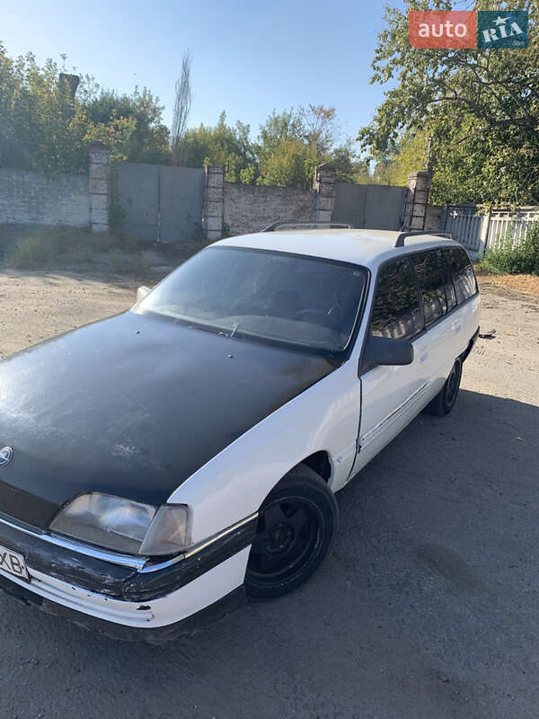 Универсал Opel Omega 1990 в Первомайске