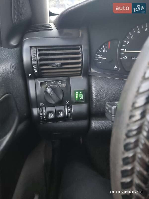 Седан Opel Omega 1996 в Каневе