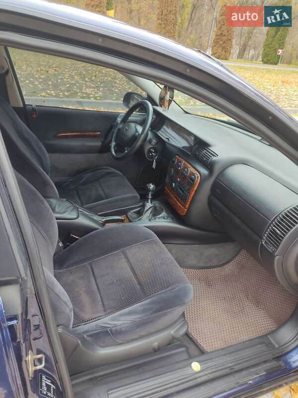Седан Opel Omega 1999 в Каневе