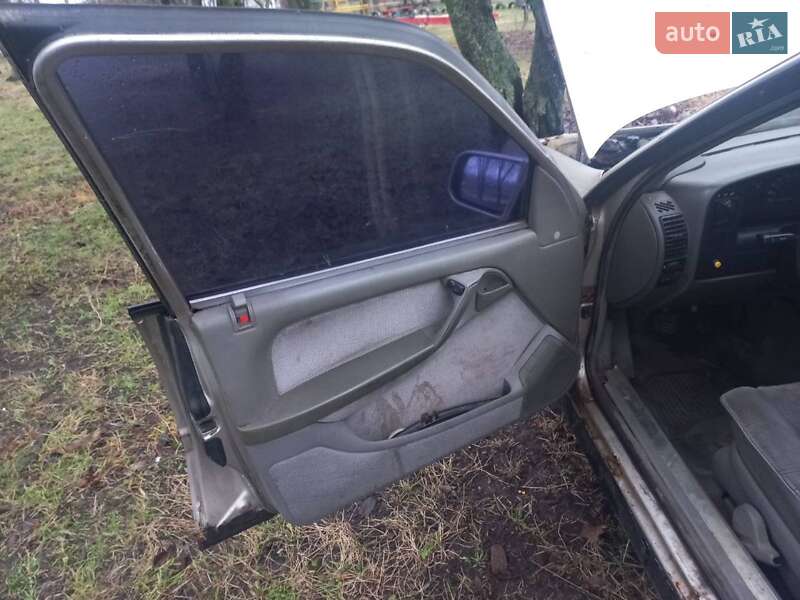 Седан Opel Omega 1993 в Гребінках