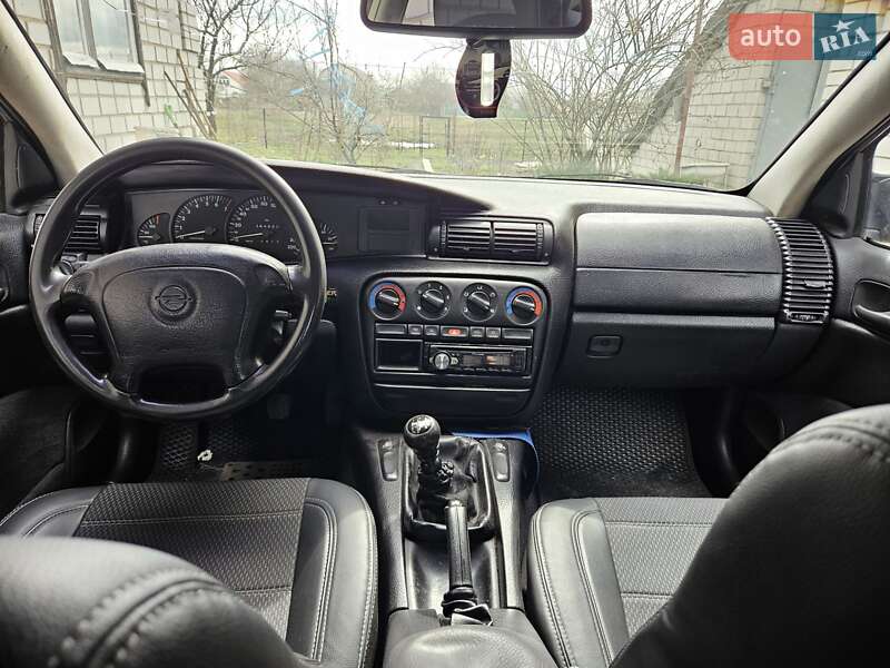 Седан Opel Omega 1994 в Каменском