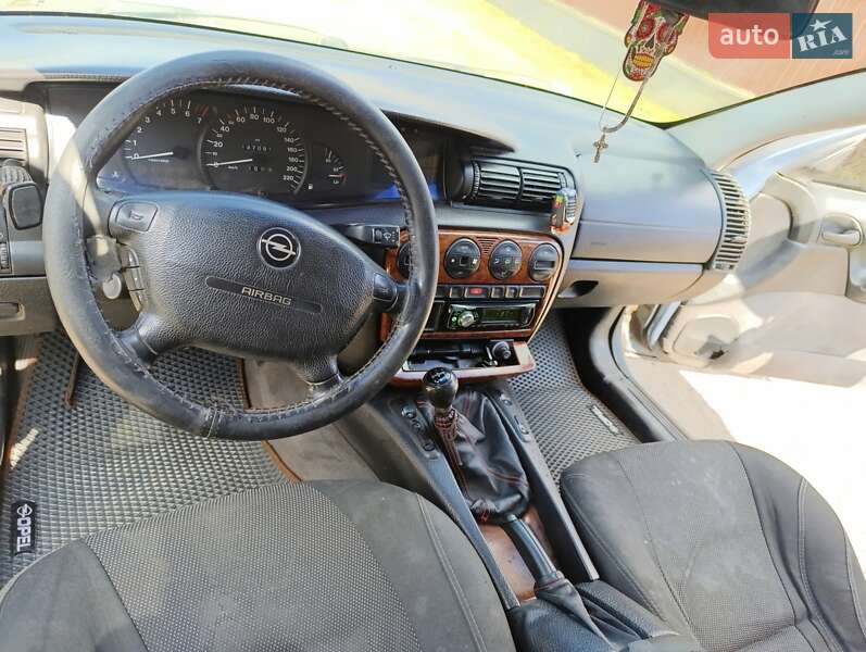 Седан Opel Omega 1998 в Волочиську