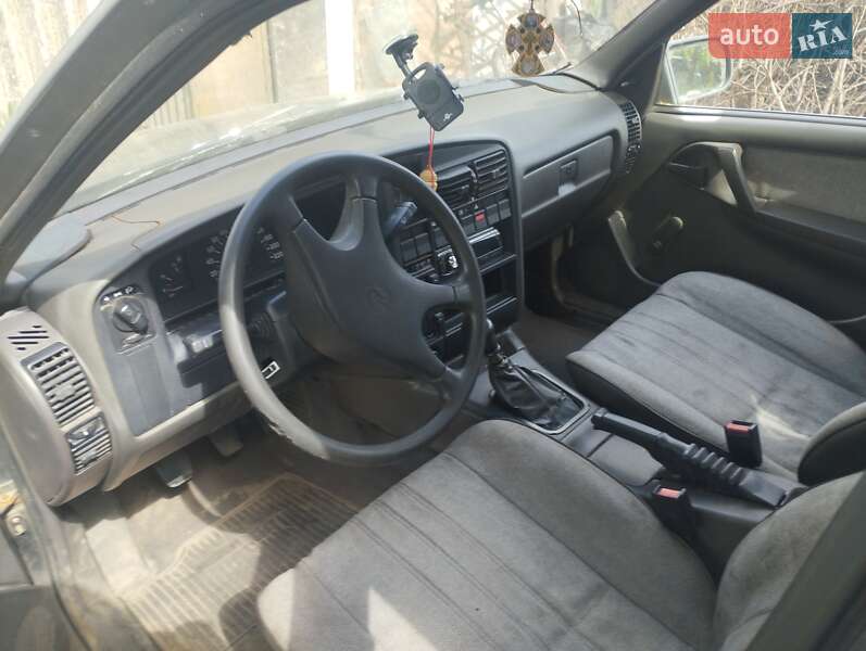 Седан Opel Omega 1989 в Шпитьках