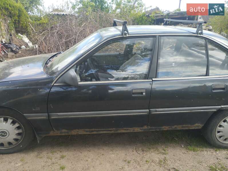 Седан Opel Omega 1989 в Шпитьках